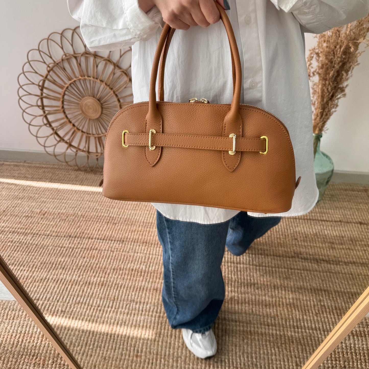 Bolso piel cierre mosqueton camel iniciales bordadas