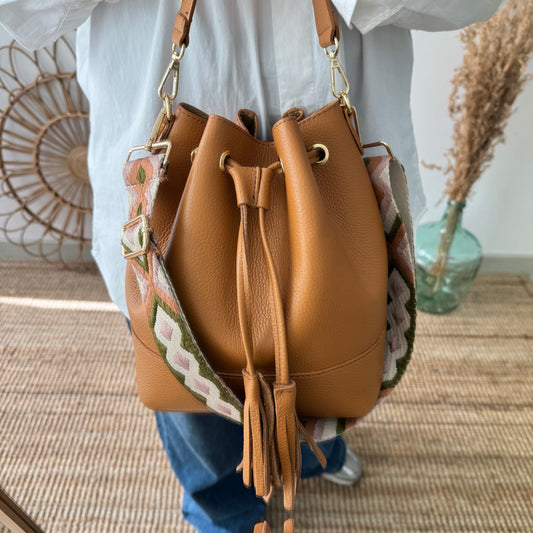 Bolso bucket piel camel grande pompón iniciales bordadas