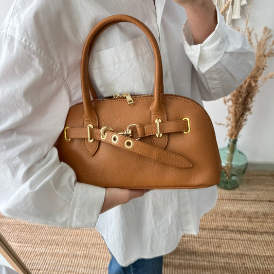 Bolso piel cierre mosqueton camel iniciales bordadas