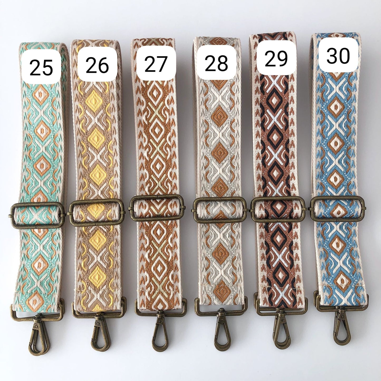 Bolso bandolera tachuelas serraje iniciales bordadas taupe