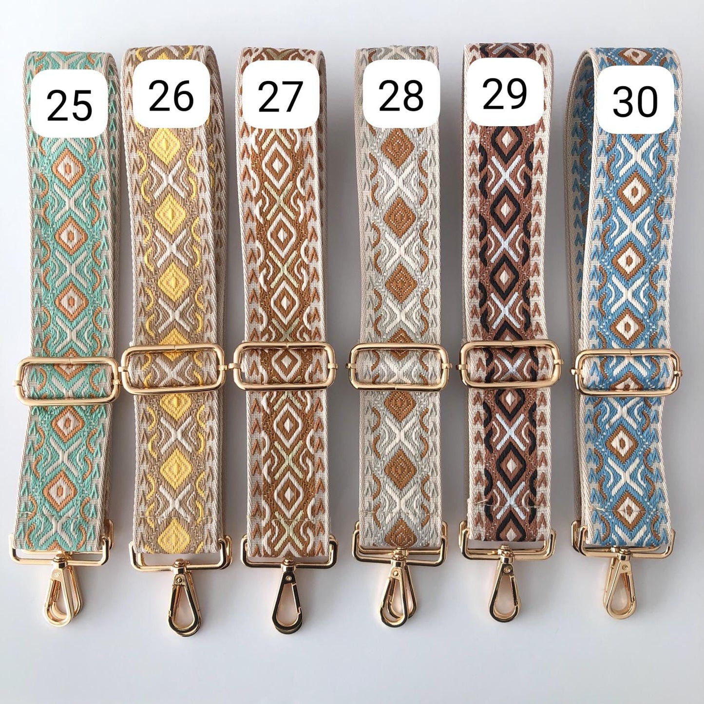 Bandolera serraje flecos camel herrajes dorados iniciales bordadas