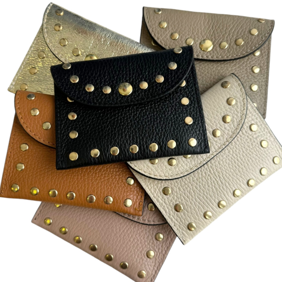 Monedero tachas piel