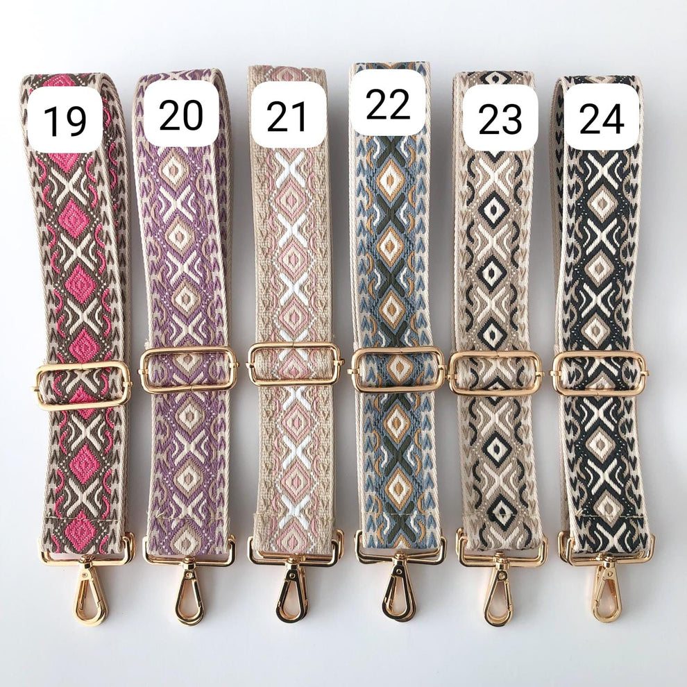 Bandolera solapa tachuelas doradas serraje iniciales bordadas beige