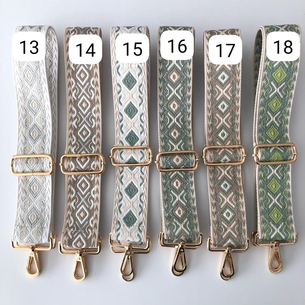 Bandolera solapa tachuelas doradas serraje iniciales bordadas beige