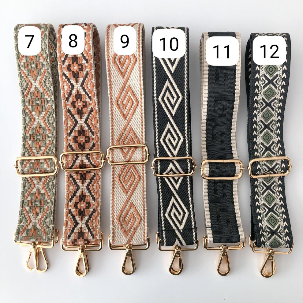 Bandolera solapa tachuelas doradas serraje iniciales bordadas beige