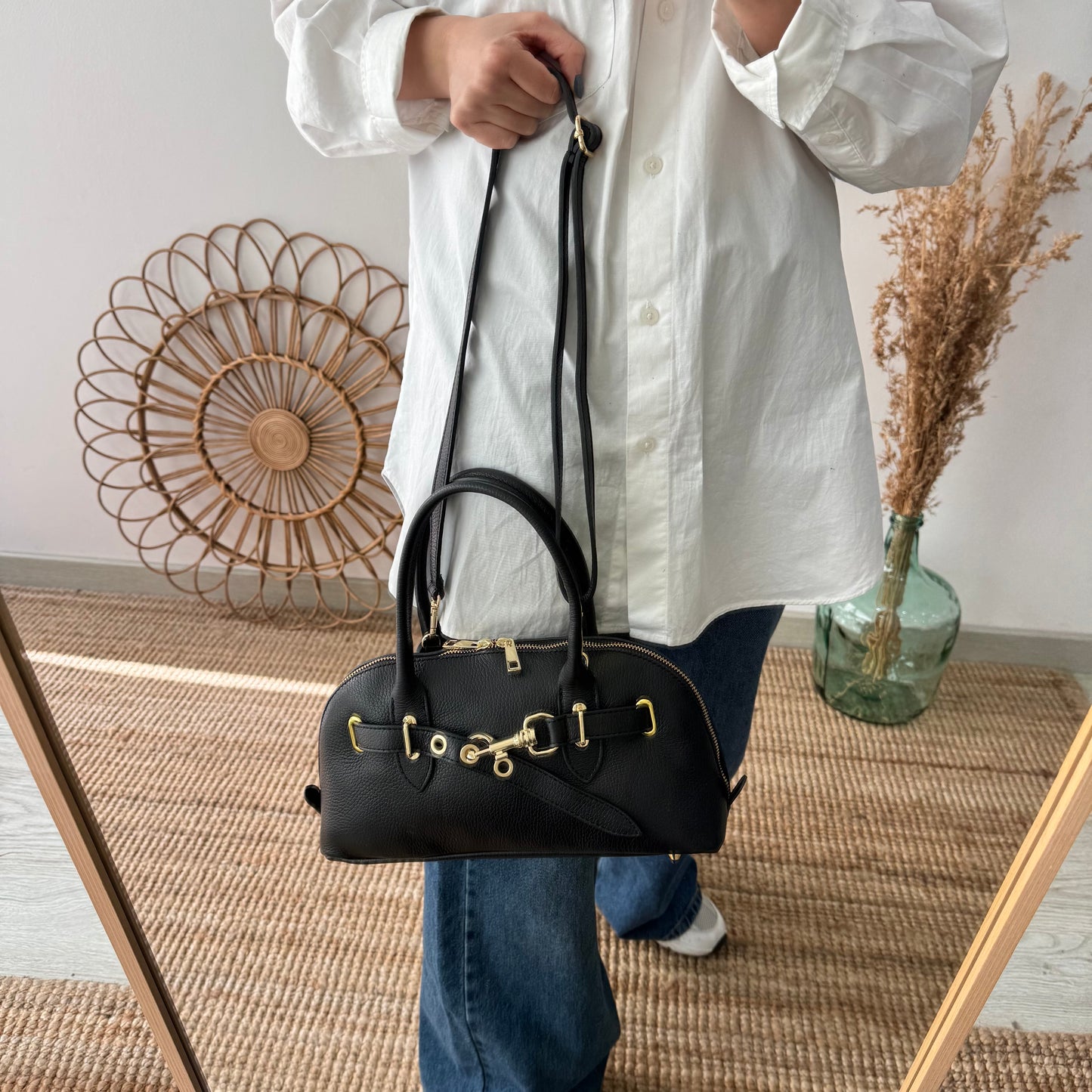 Bolso piel cierre mosqueton negro iniciales bordadas