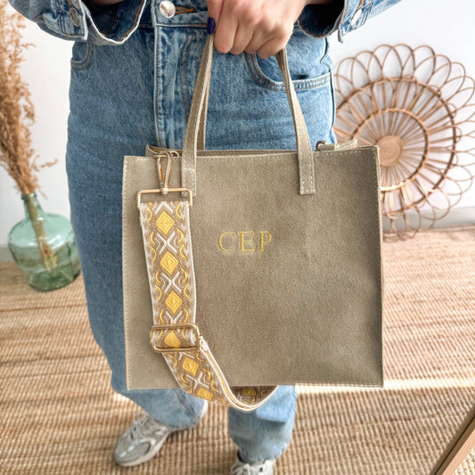 Bolso cuadrado serraje beige herraje dorado iniciales bordadas