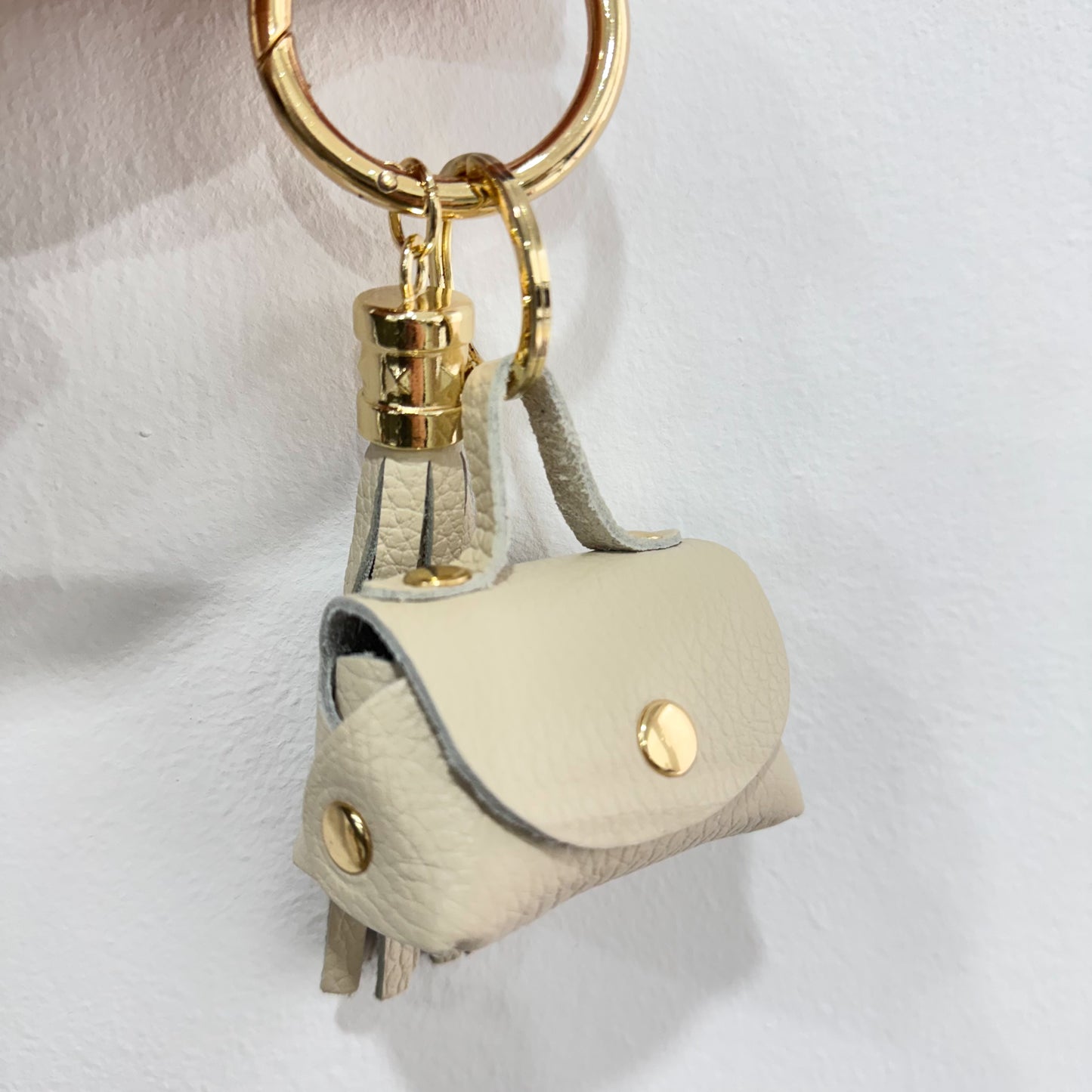 CHARM MONEDERO Y POMPÓN PIEL