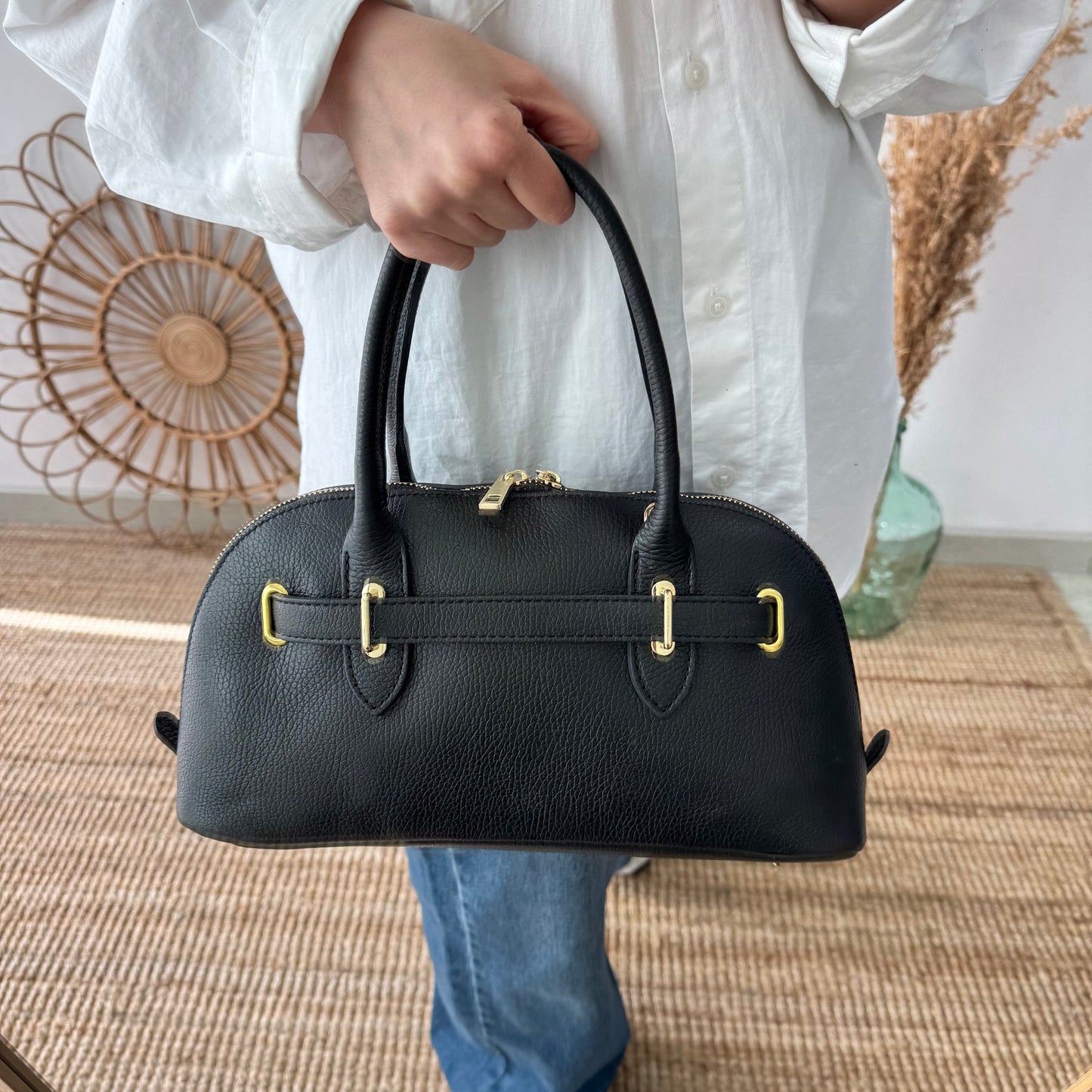 Bolso piel cierre mosqueton negro iniciales bordadas