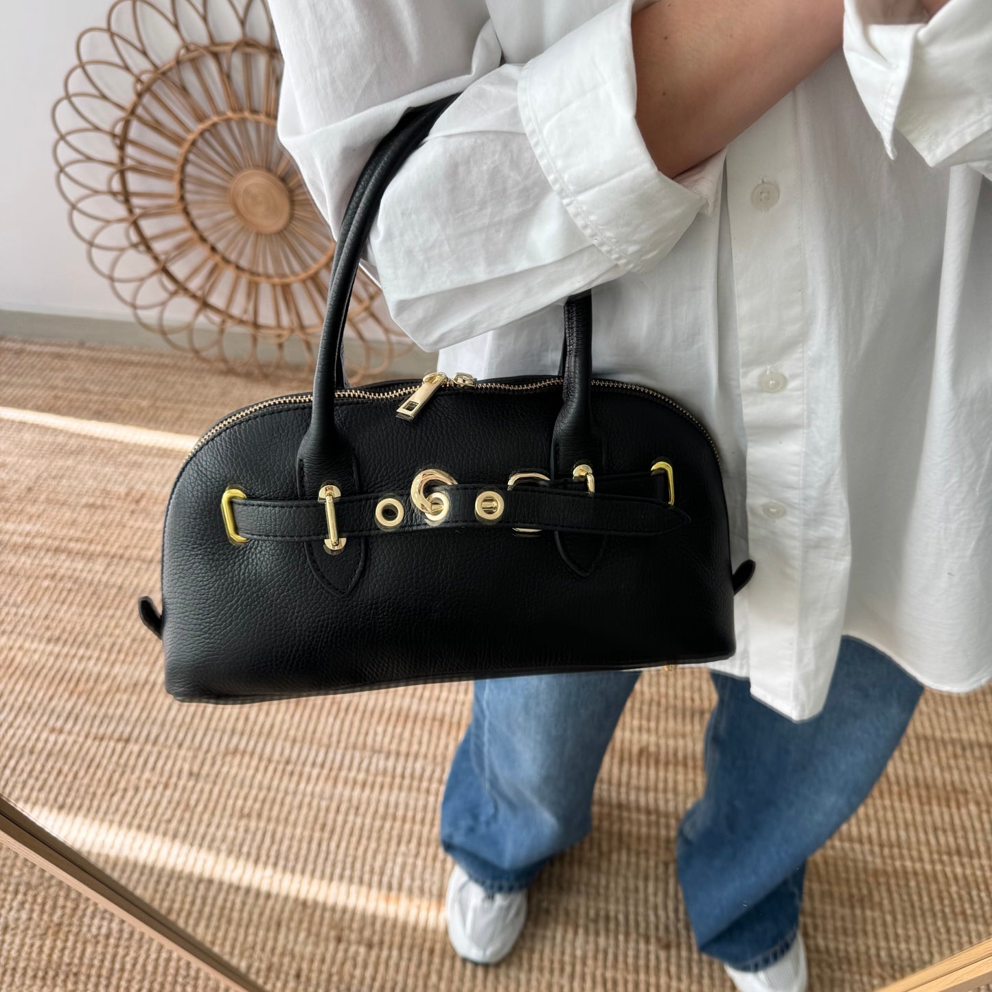 Bolso piel cierre mosqueton negro iniciales bordadas