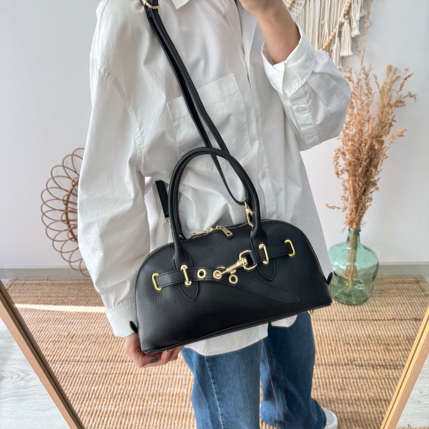 Bolso piel cierre mosqueton negro iniciales bordadas