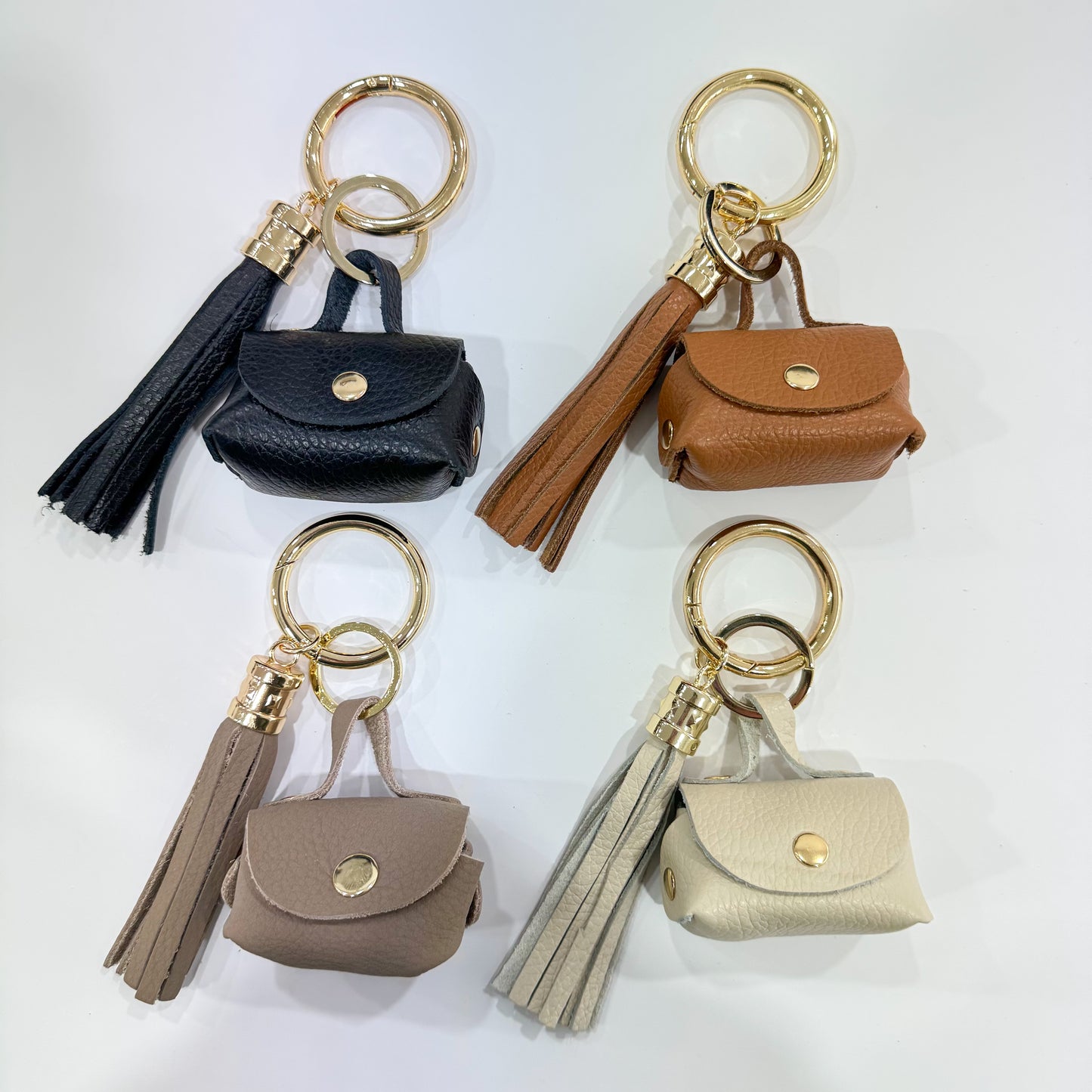 CHARM MONEDERO Y POMPÓN PIEL