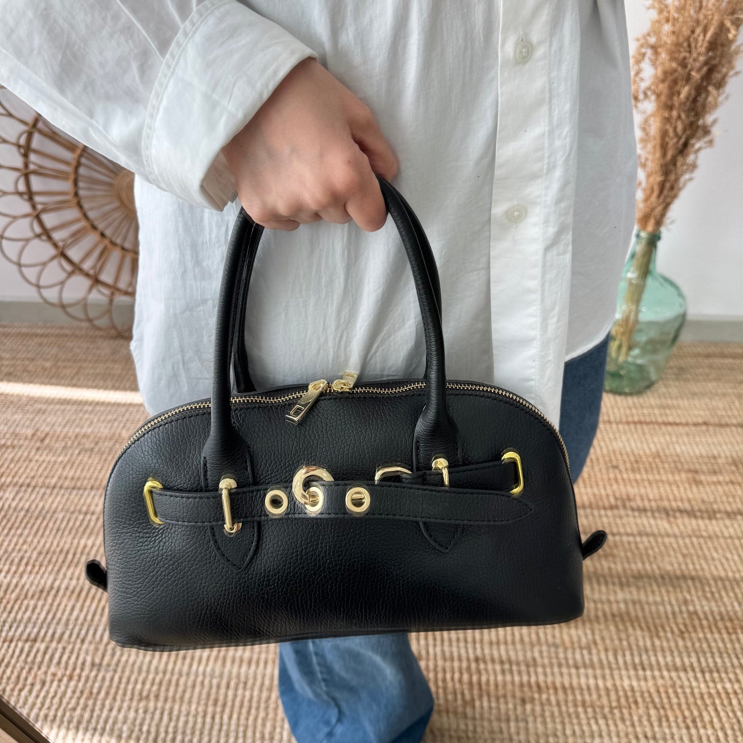 Bolso piel cierre mosqueton negro iniciales bordadas