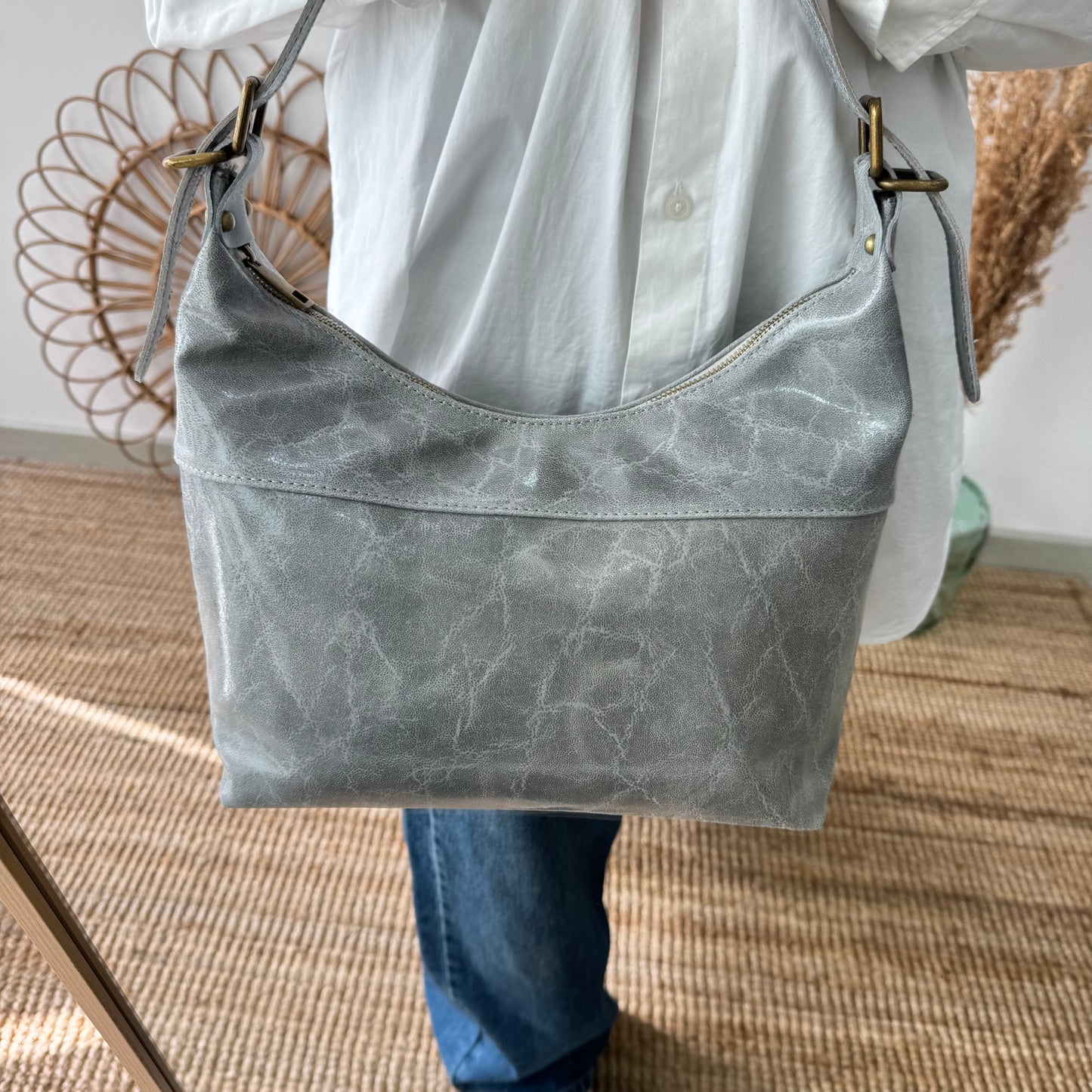 Bolso tachuelas piel gris claro iniciales bordadas