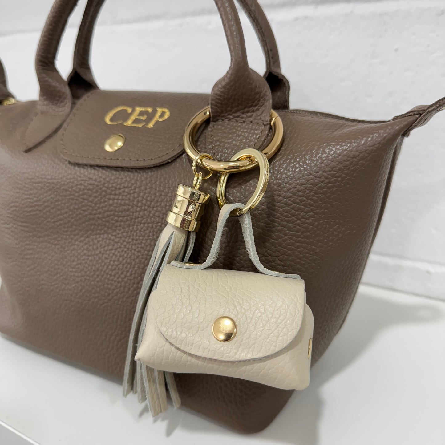 CHARM MONEDERO Y POMPÓN PIEL