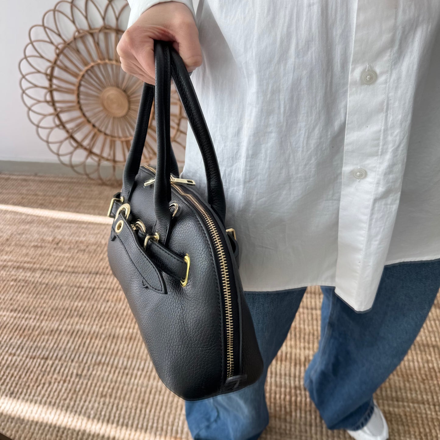 Bolso piel cierre mosqueton negro iniciales bordadas