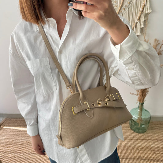 Bolso piel cierre mosqueton taupe iniciales bordadas