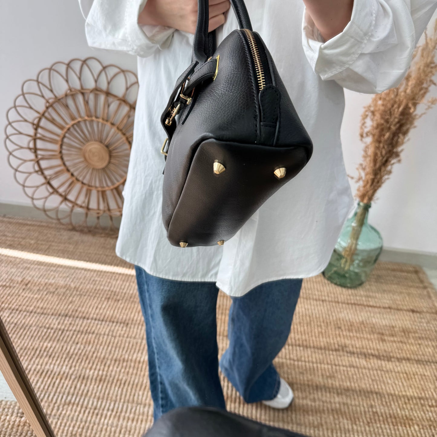 Bolso piel cierre mosqueton negro iniciales bordadas