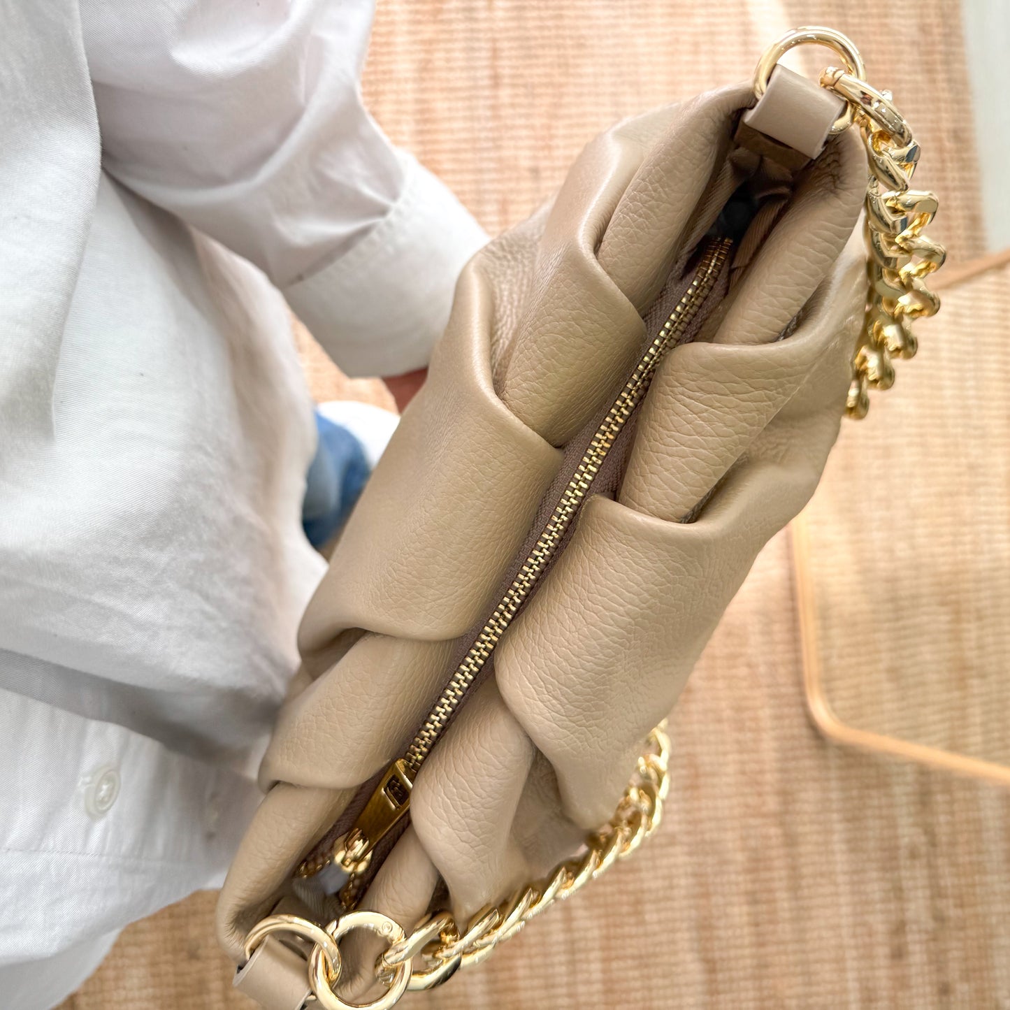 Bolso piel fruncida taupe