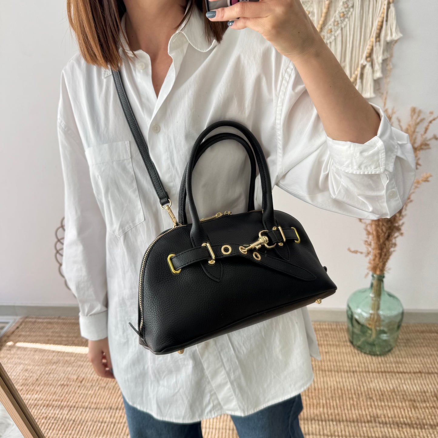 Bolso piel cierre mosqueton negro iniciales bordadas