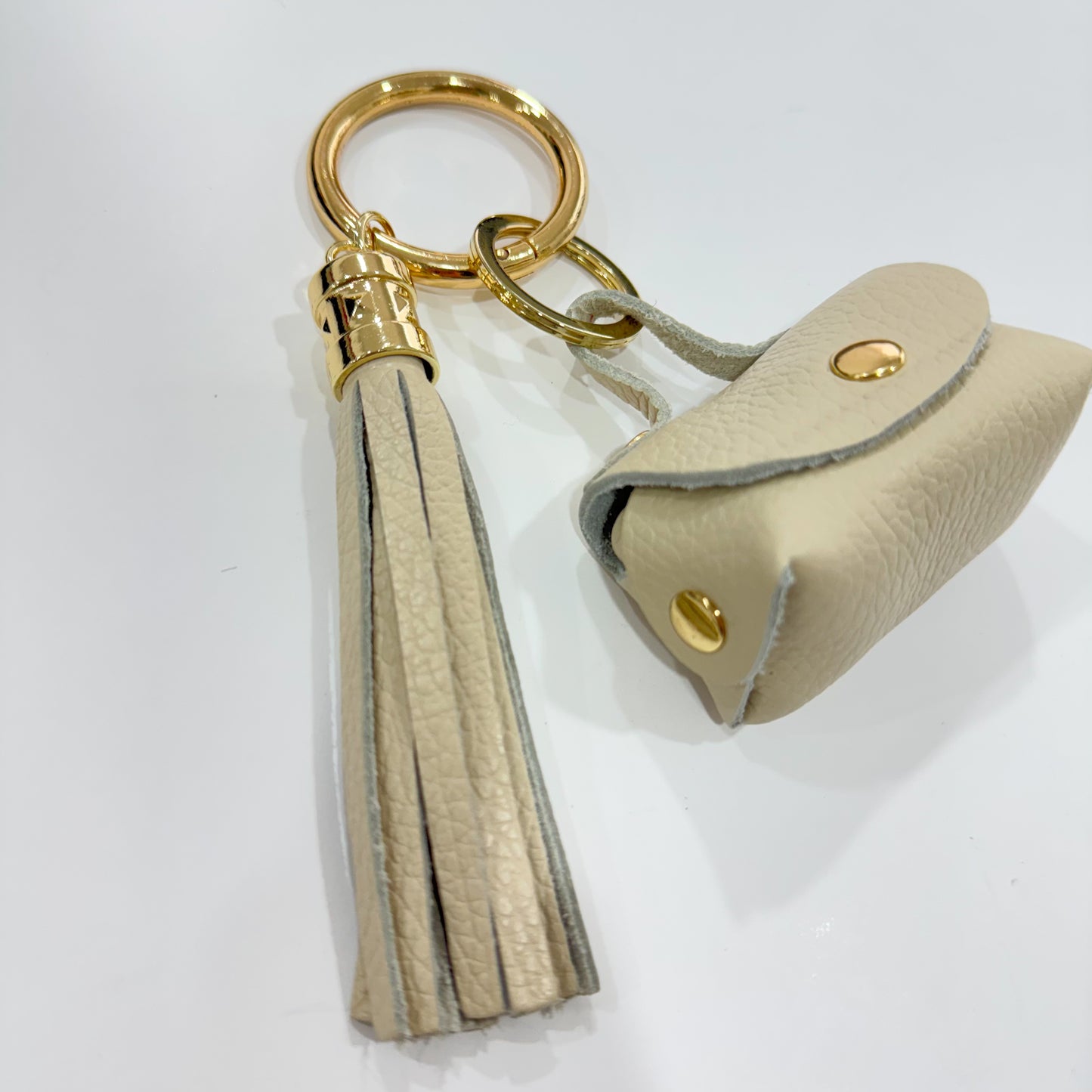 CHARM MONEDERO Y POMPÓN PIEL