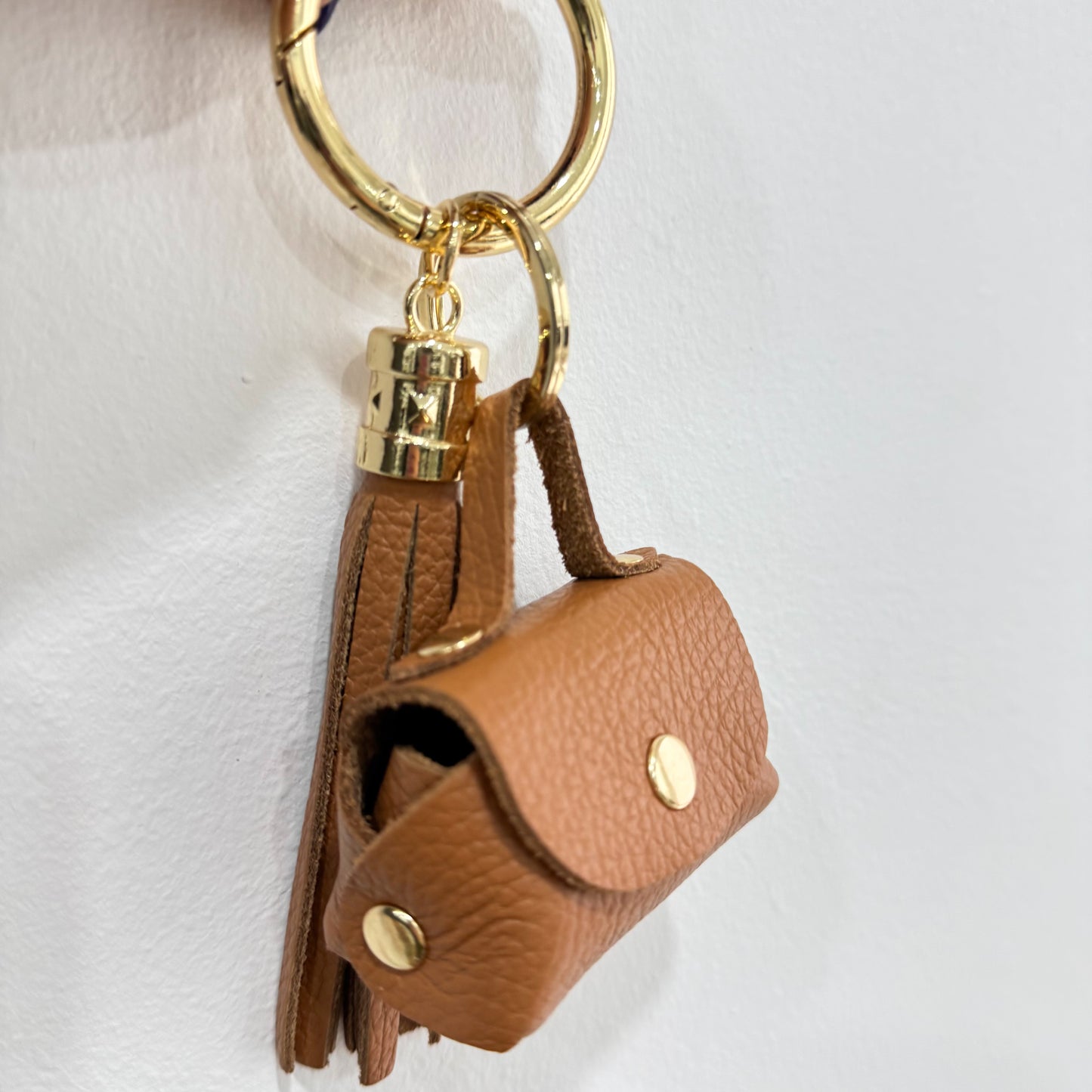 CHARM MONEDERO Y POMPÓN PIEL