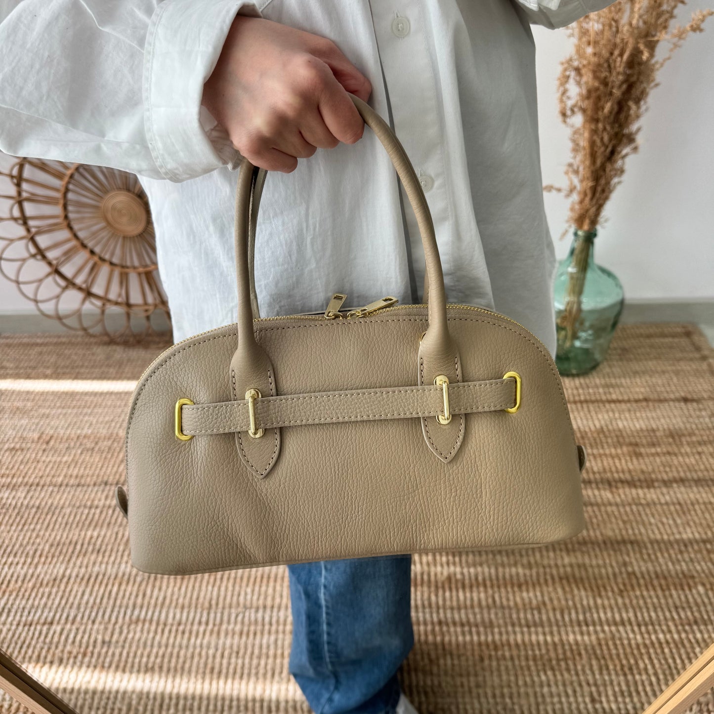 Bolso piel cierre mosqueton taupe iniciales bordadas