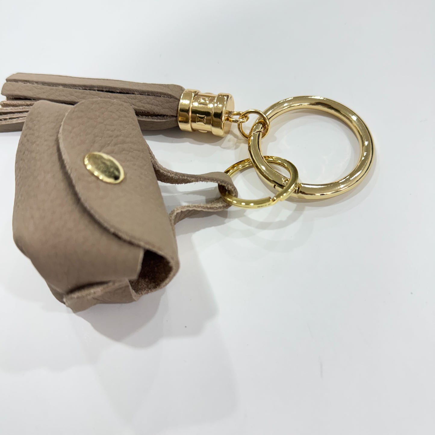 CHARM MONEDERO Y POMPÓN PIEL