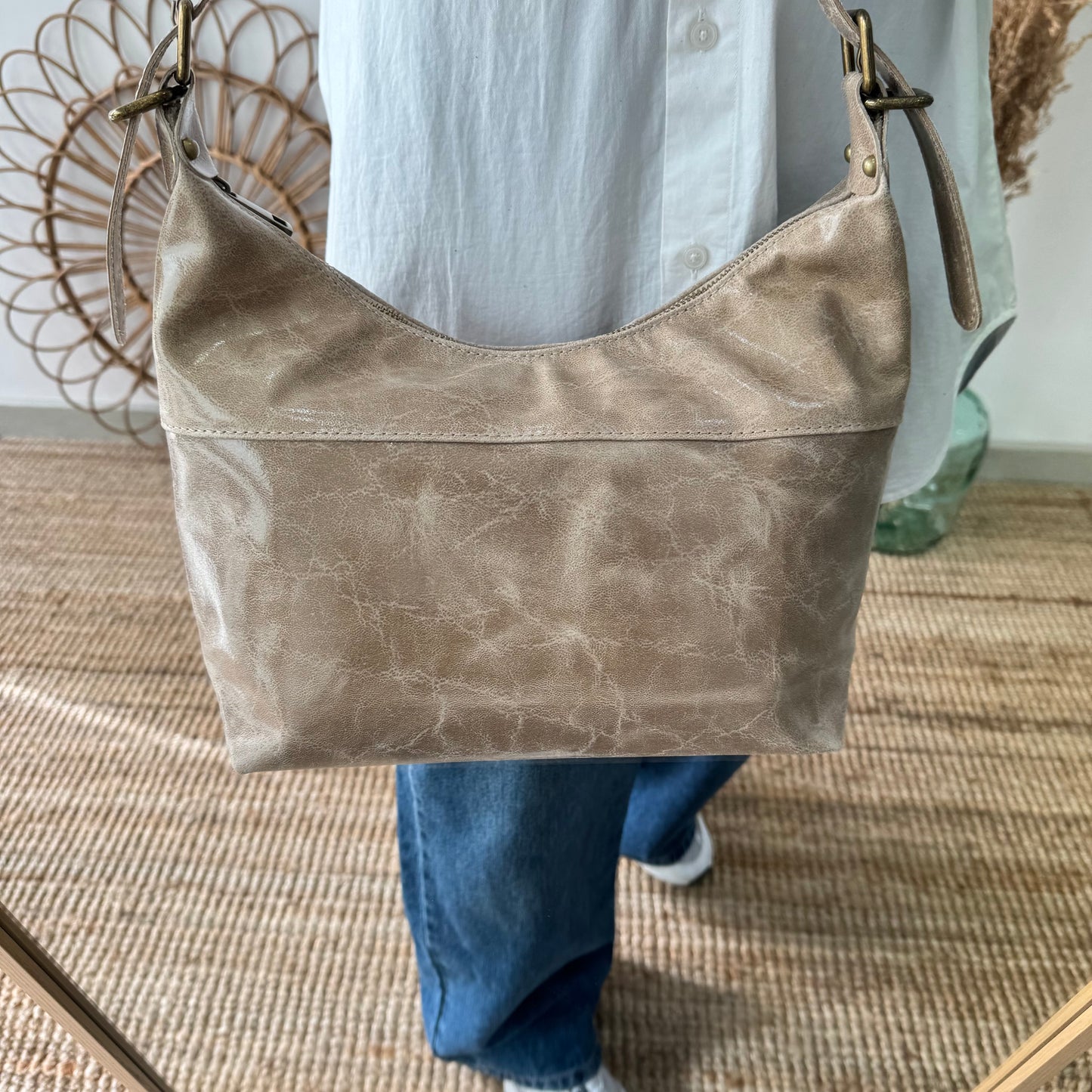 Bolso tachuelas piel taupe iniciales bordadas