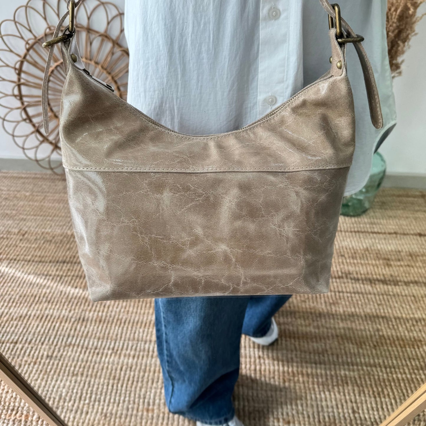 Bolso tachuelas piel taupe iniciales bordadas - Bubbleshopbcn