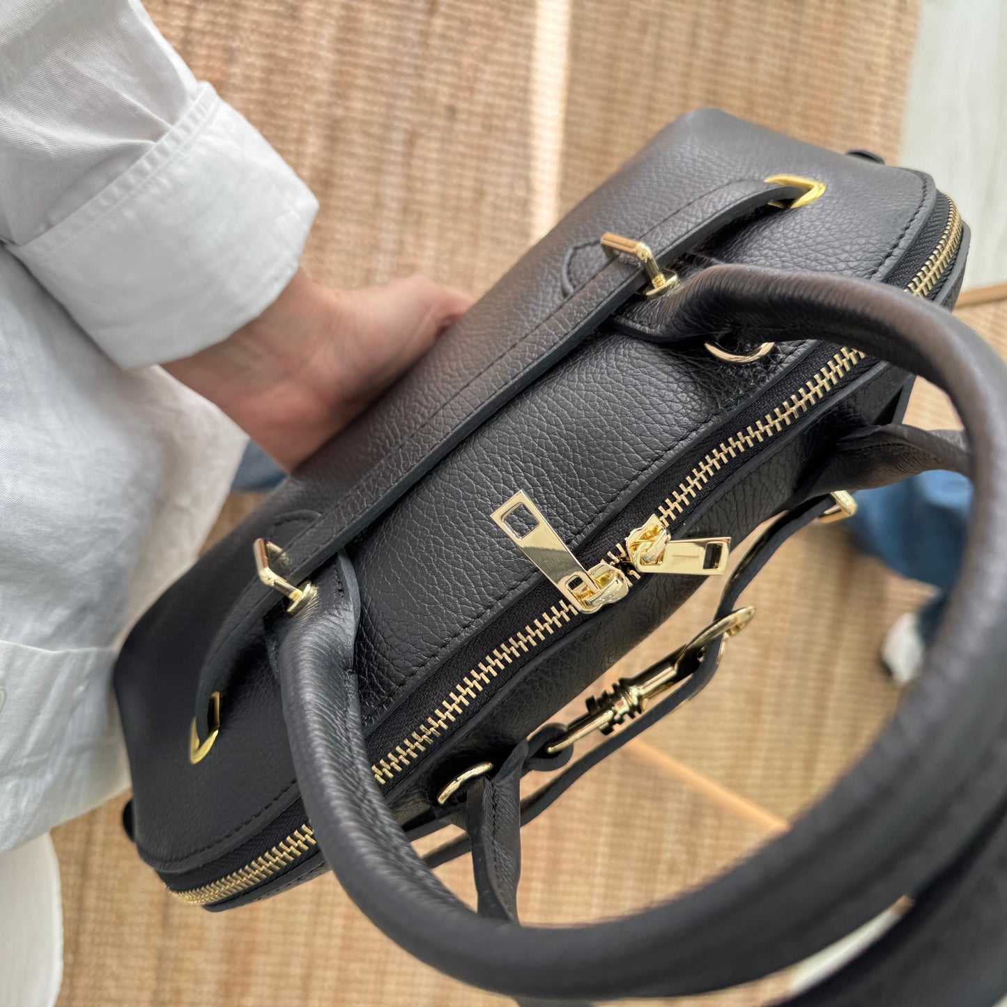 Bolso piel cierre mosqueton negro iniciales bordadas