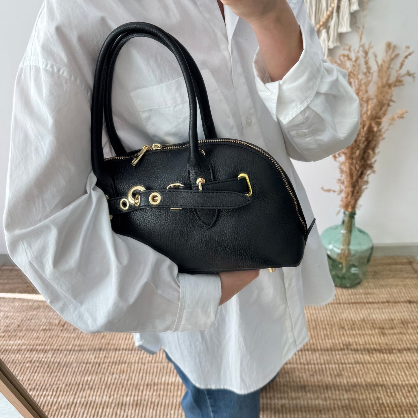 Bolso piel cierre mosqueton negro iniciales bordadas