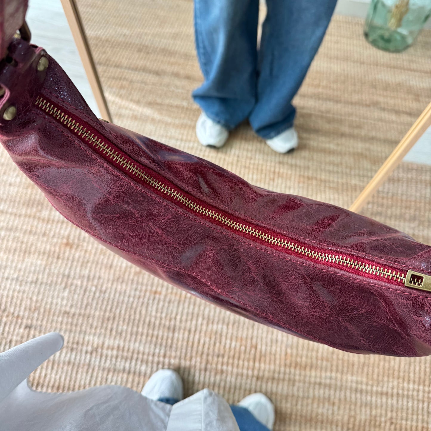 Bolso tachuelas piel granate iniciales bordadas