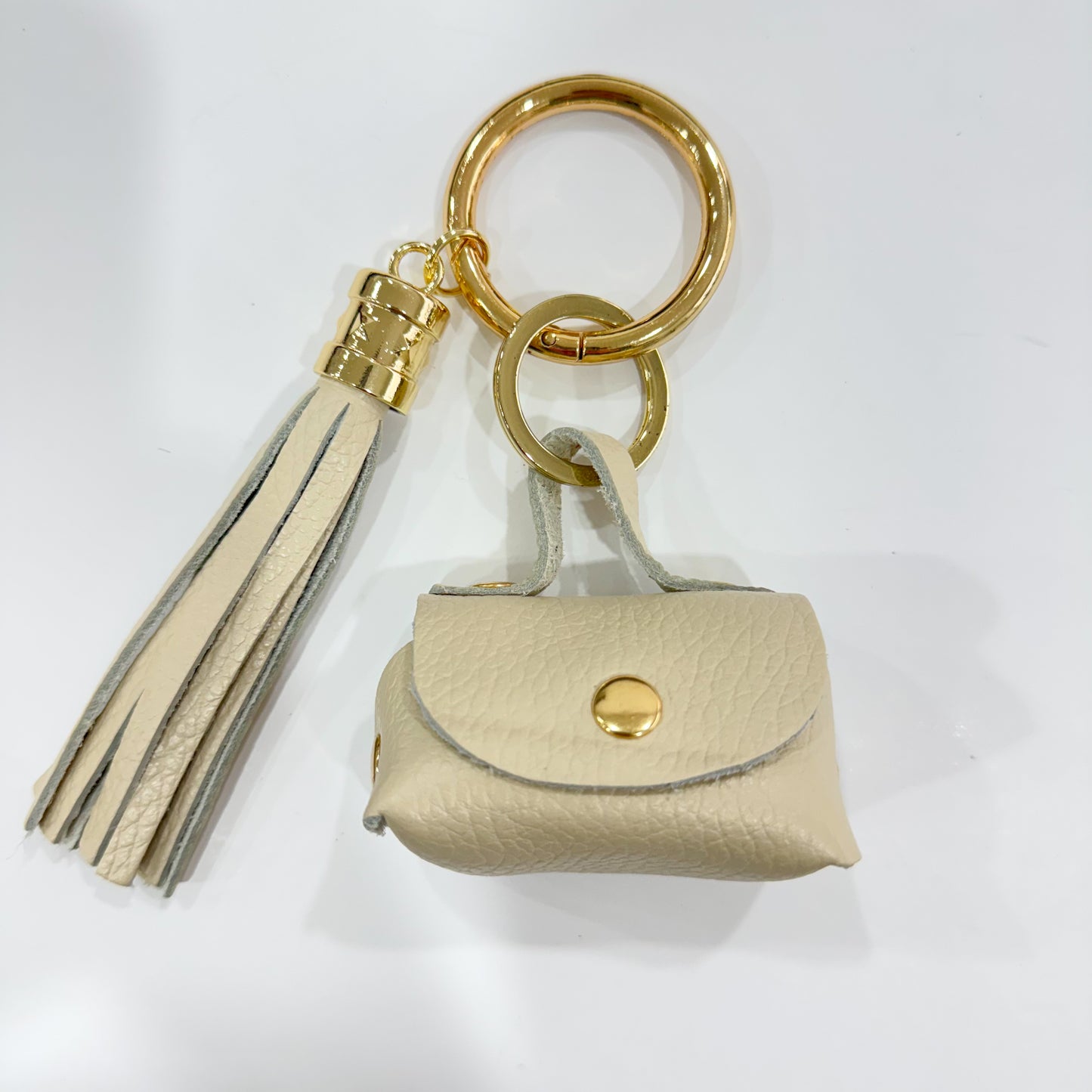 CHARM MONEDERO Y POMPÓN PIEL