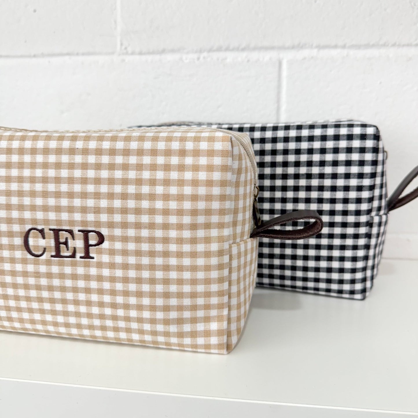 Neceser combinado algodon y piel cuadros vichy negro iniciales bordadas - Bubbleshopbcn