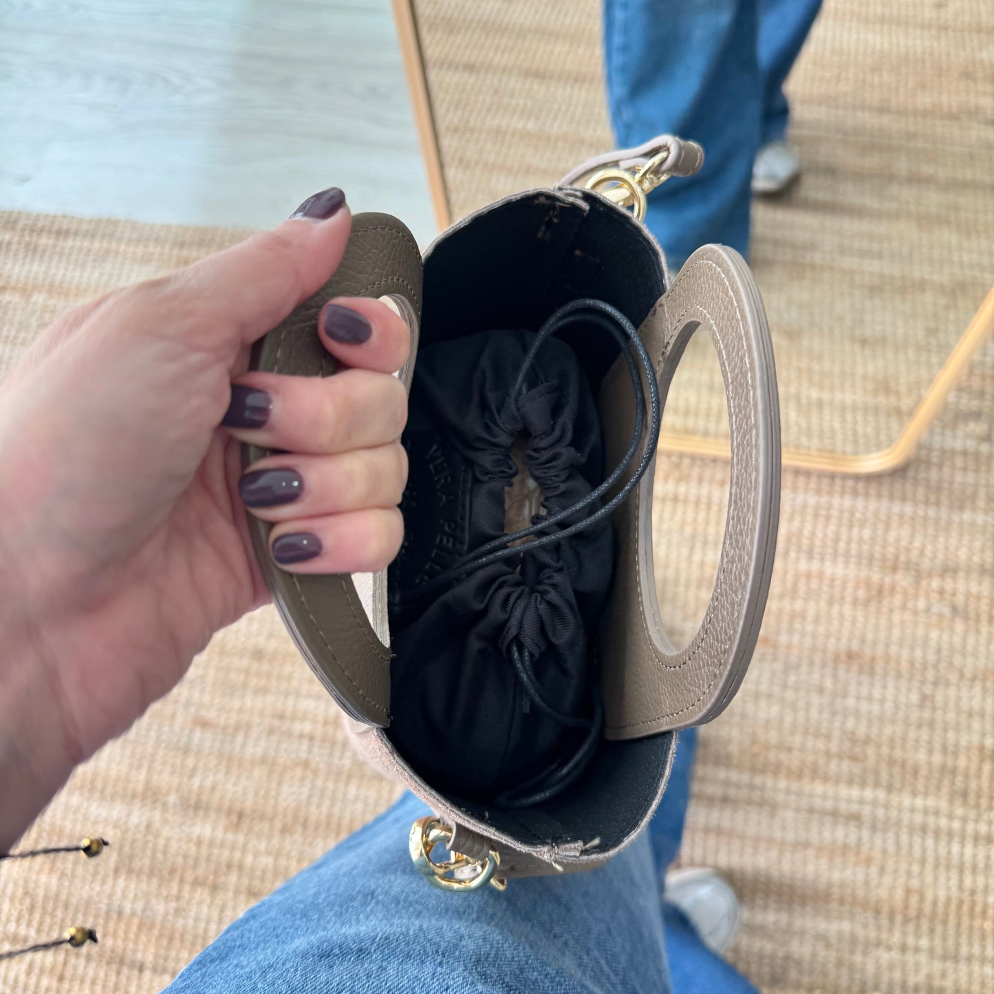 Mini Tote circular en piel y serraje taupe