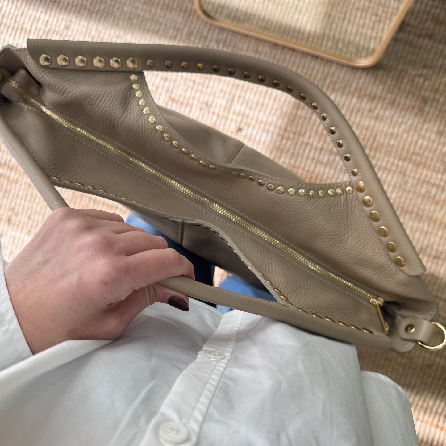 Bolso Hobo en piel y tachuelas taupe