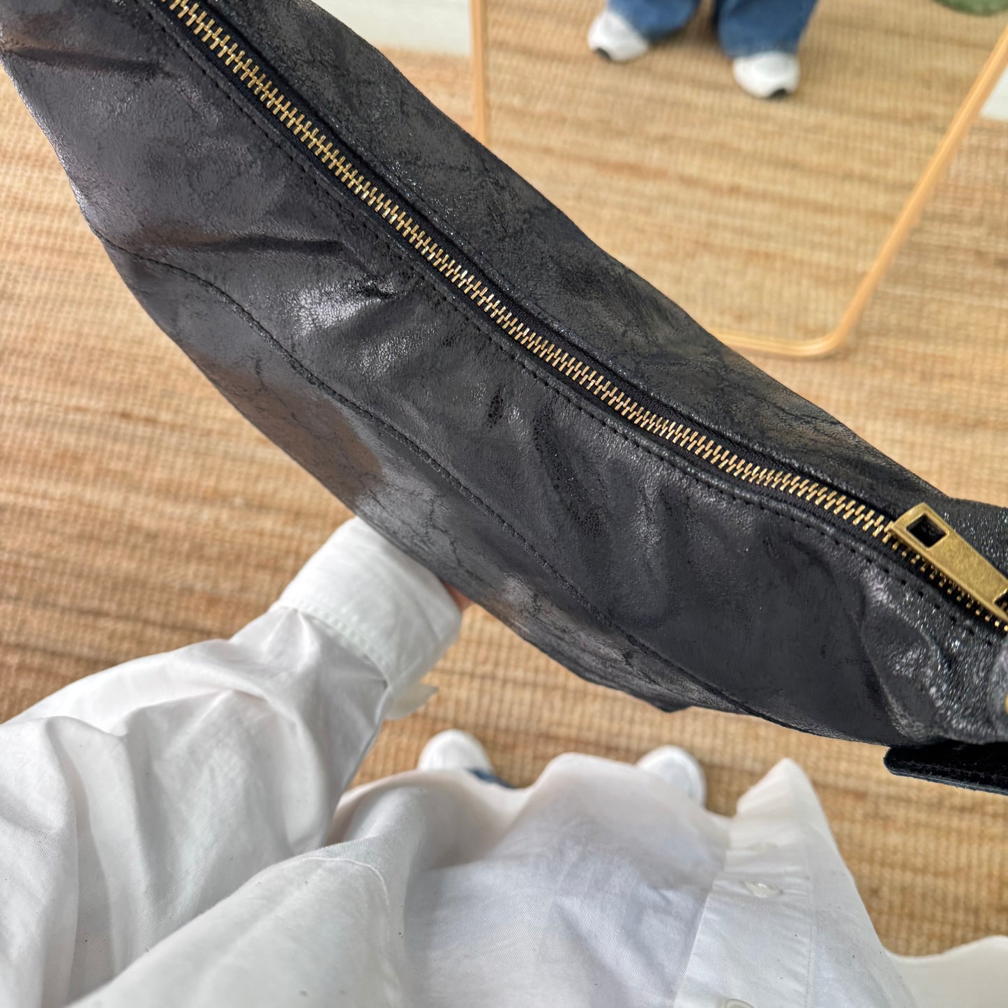 Bolso tachuelas piel negro niciales bordadas