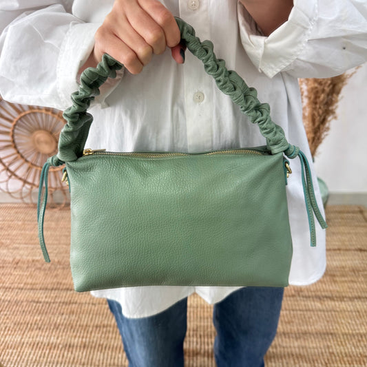 Bolso piel asas fruncidas mint iniciales bordadas