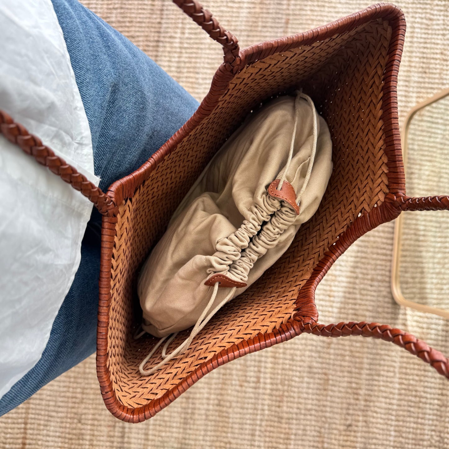 Capazo de piel trenzada camel mediano