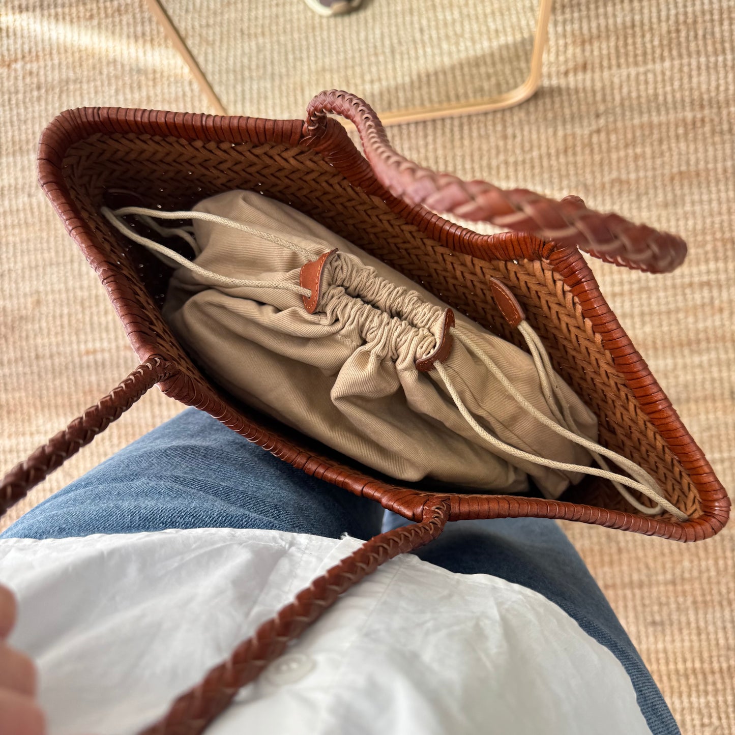 Capazo de piel trenzada camel pequeño