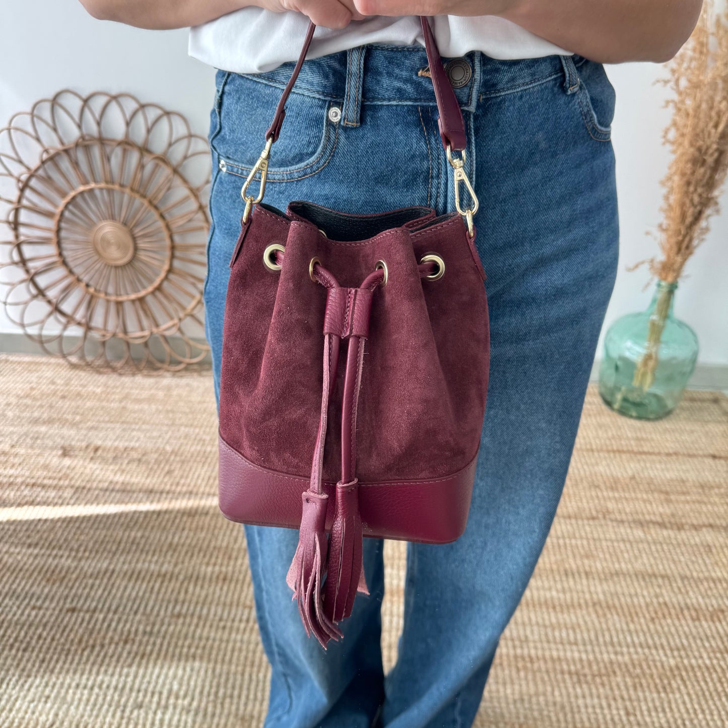 Bolso bucket serraje y piel granate pompón iniciales bordadas
