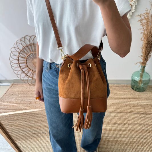 Bolso bucket serraje y piel camel pompón iniciales bordadas