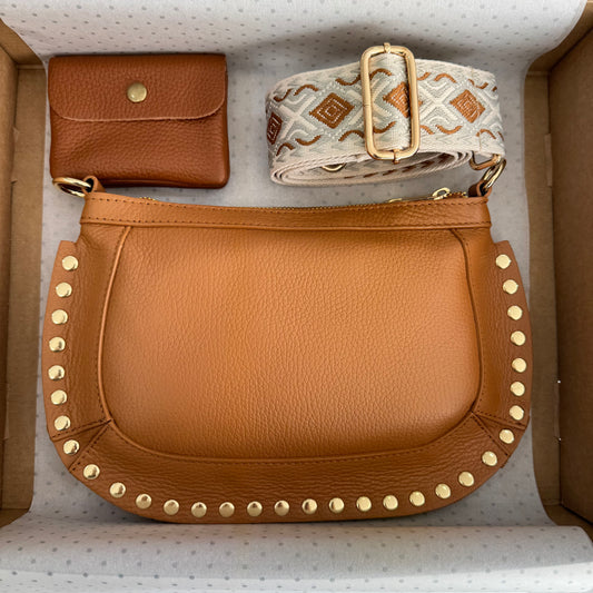 Pack regalo bandolera piel ovalada tachuelas camel iniciales bordadas