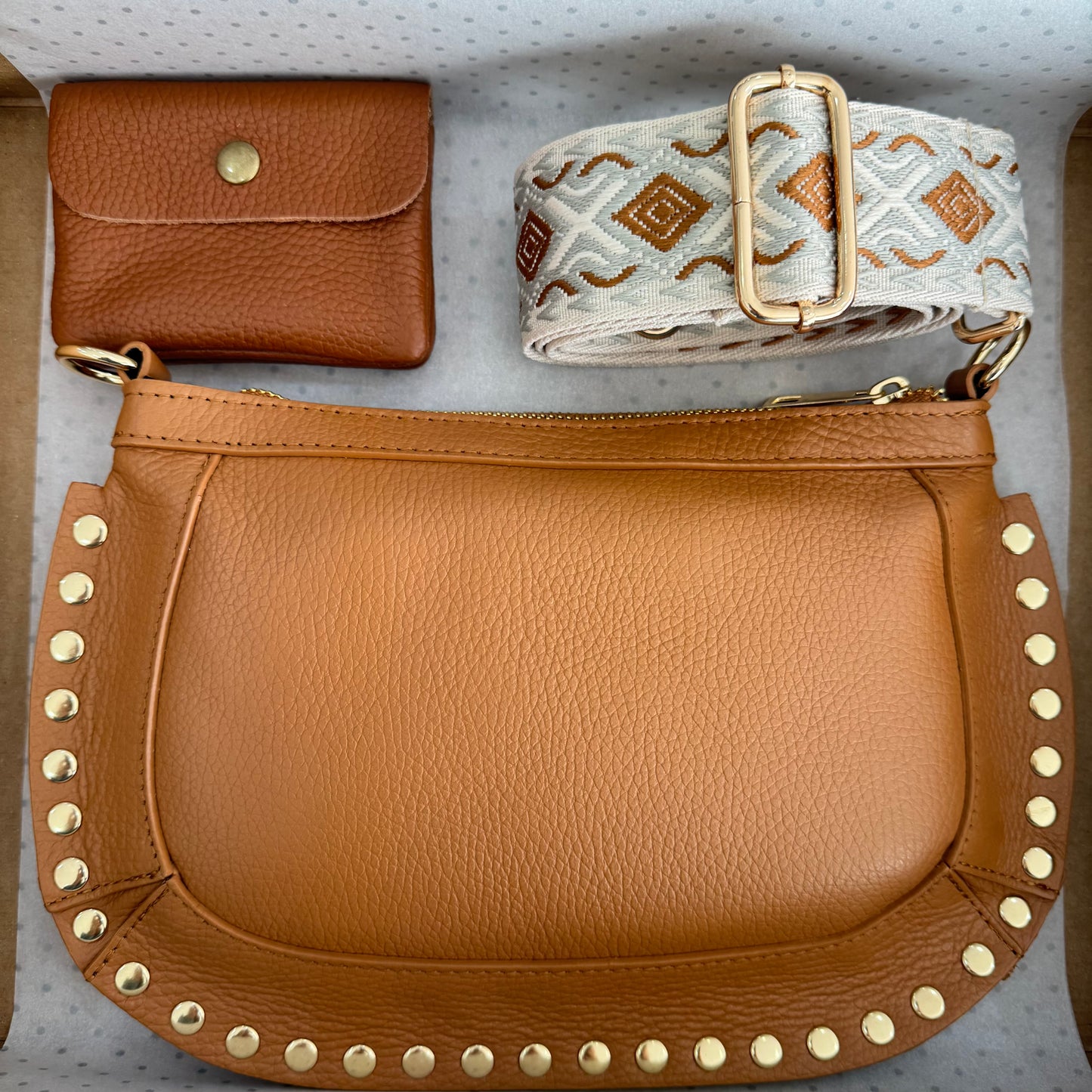 Pack regalo bandolera piel ovalada tachuelas camel iniciales bordadas