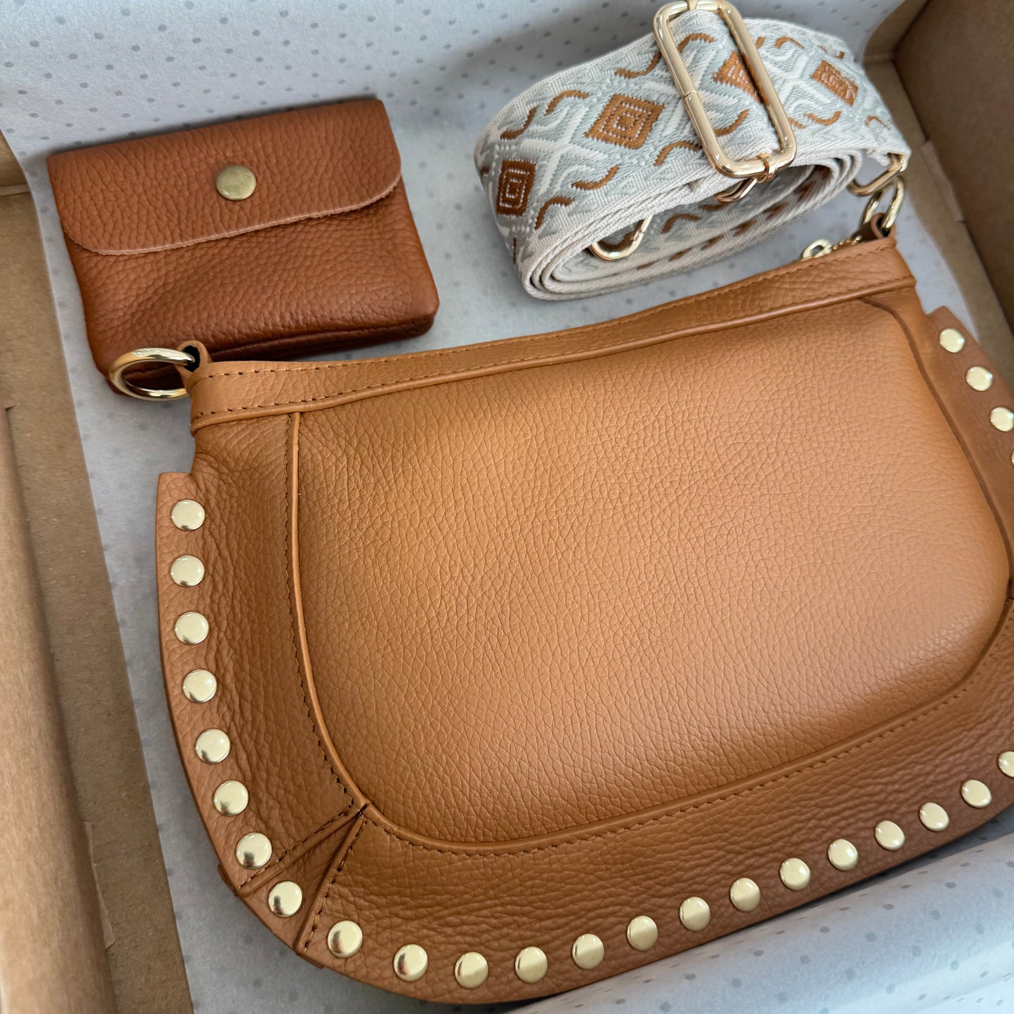 Pack regalo bandolera piel ovalada tachuelas camel iniciales bordadas