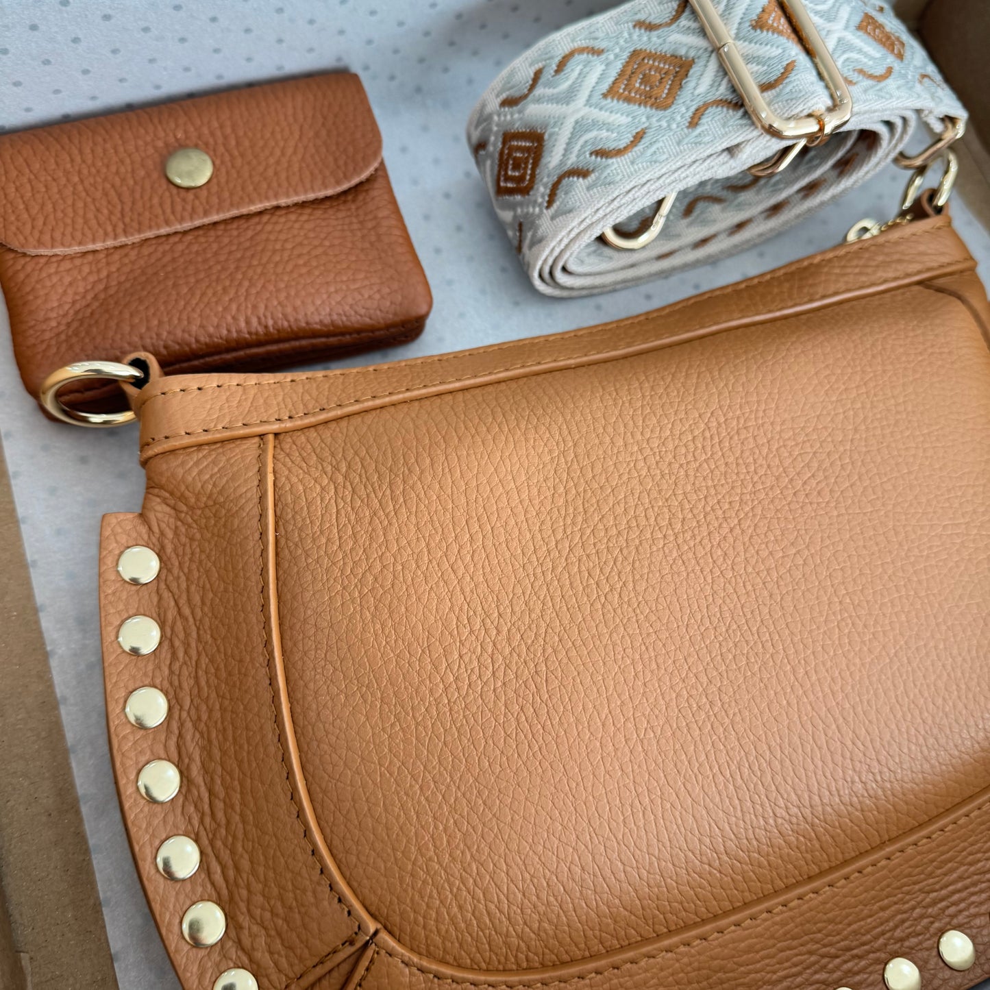 Pack regalo bandolera piel ovalada tachuelas camel iniciales bordadas