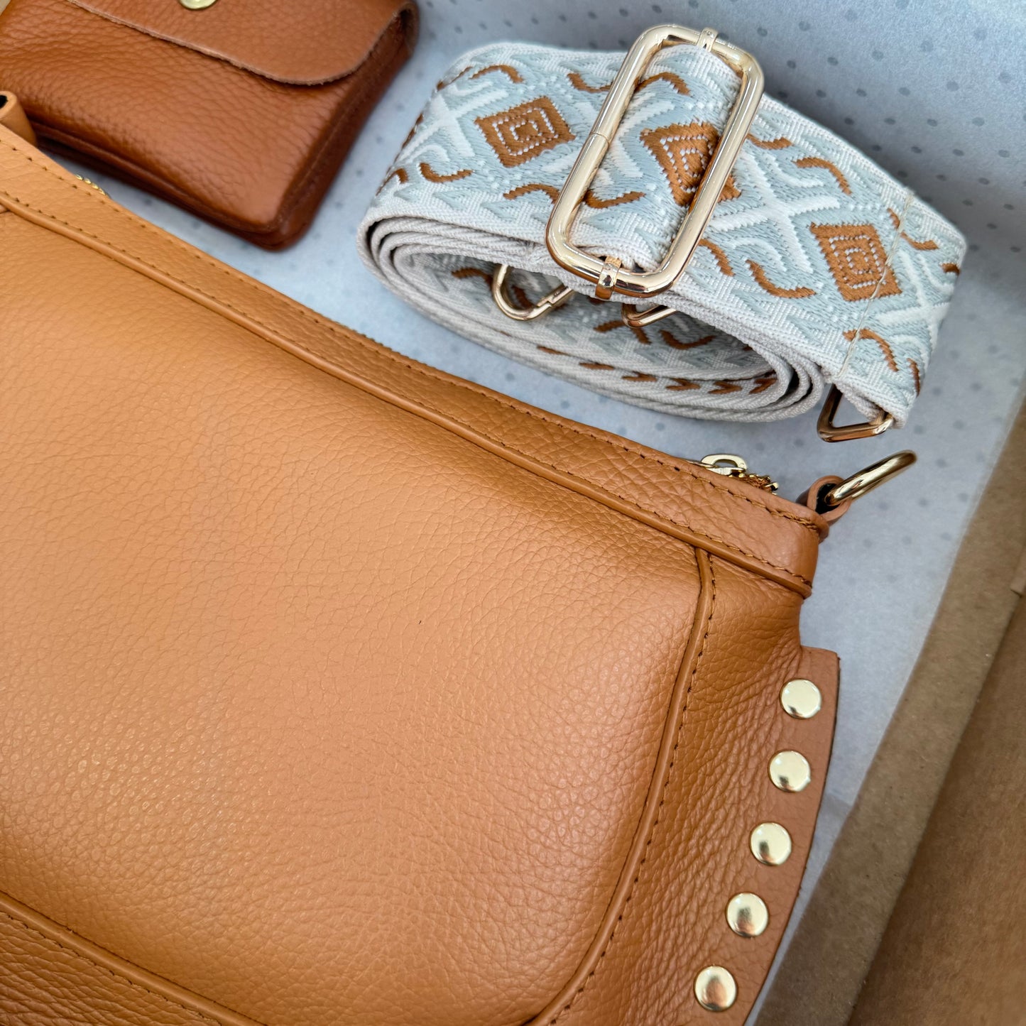 Pack regalo bandolera piel ovalada tachuelas camel iniciales bordadas