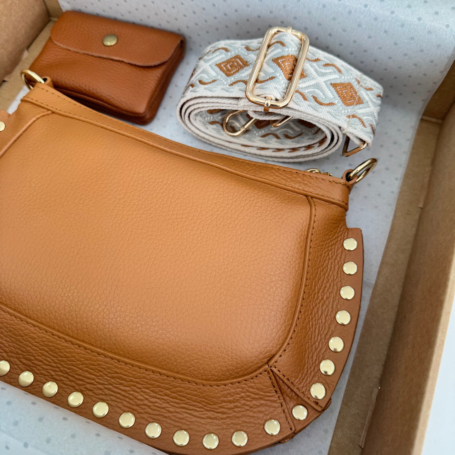 Pack regalo bandolera piel ovalada tachuelas camel iniciales bordadas