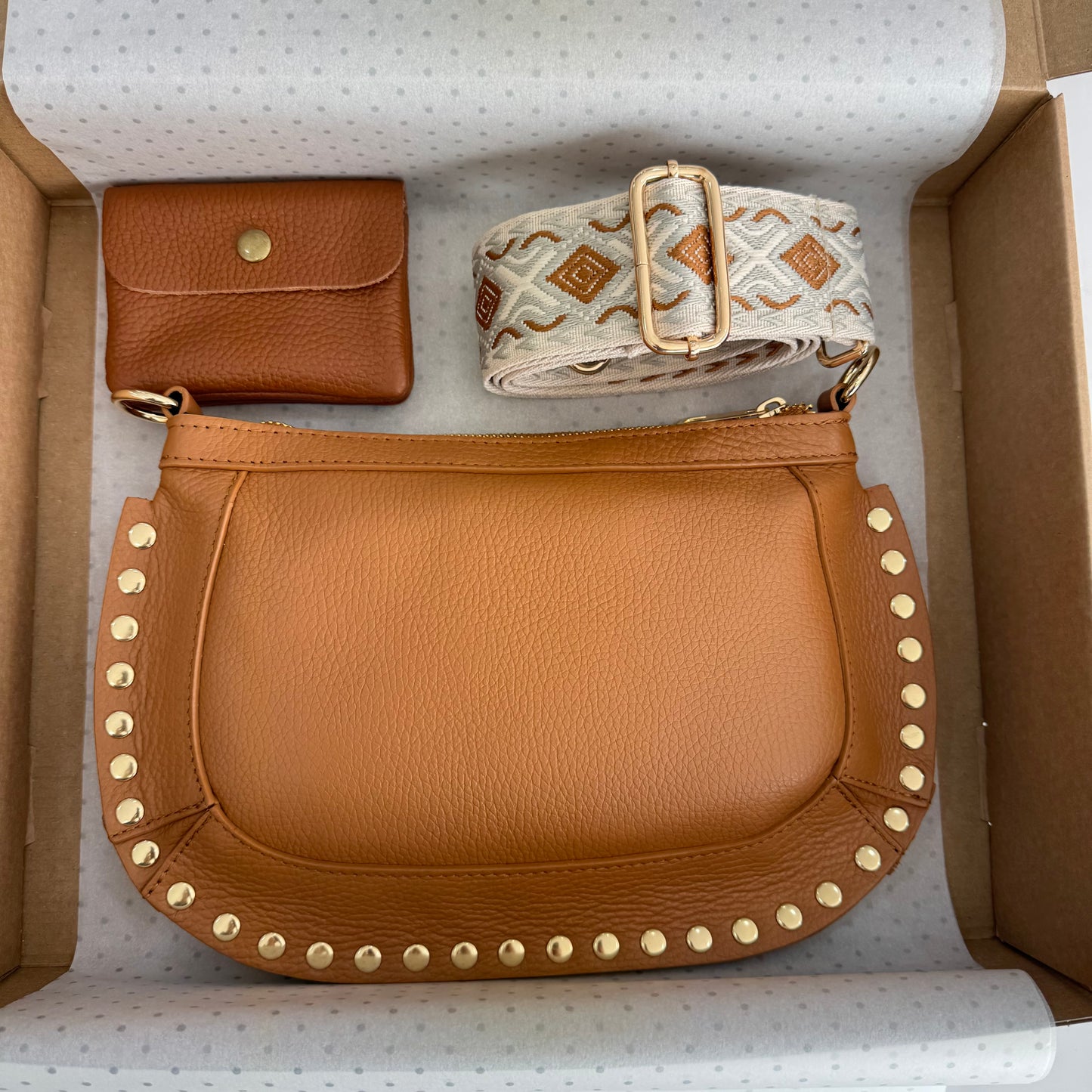 Pack regalo bandolera piel ovalada tachuelas camel iniciales bordadas